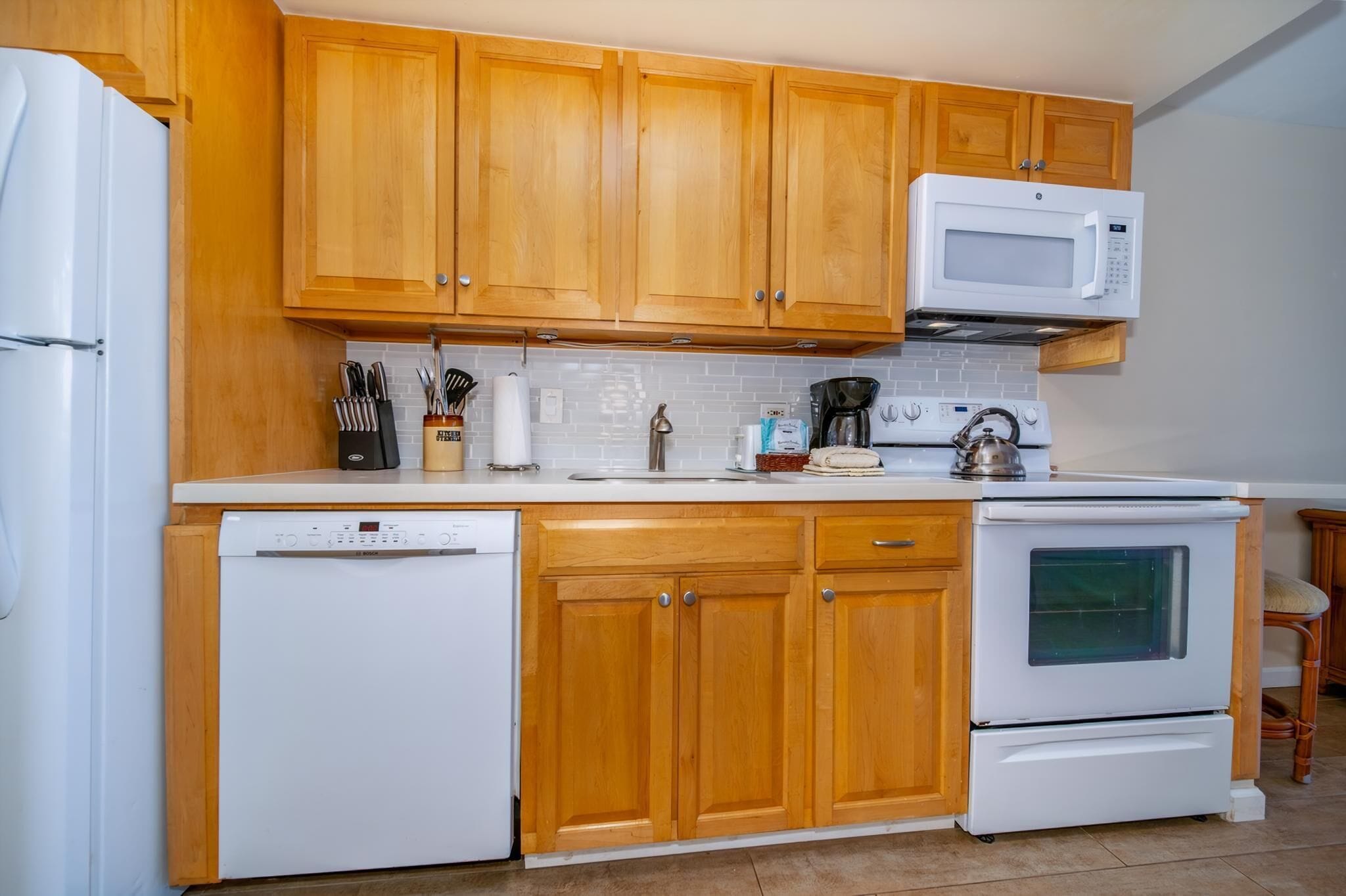 Fridge, oven, stovetop, dishwasher
