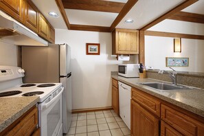 Kjøleskap, ovn, kokeplater og oppvaskmaskin