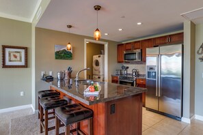 Réfrigérateur, four à micro-ondes, surface de cuisson, lave-vaisselle