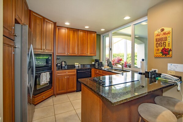 冷蔵庫、オーブン、コンロ、食器洗い機