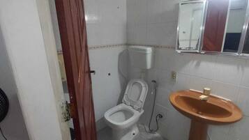 Basic Quadruple Room | Bathroom