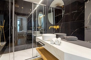 Douche, séchoir à cheveux, serviettes fournies