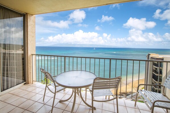 Outdoor dining - Royal Kahana Maui 1008 Oceanfront 1 Bedroom (Lahaina)