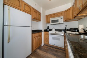Fridge, microwave, stovetop, dishwasher