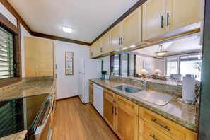 Réfrigérateur, un four, surface de cuisson, lave-vaisselle