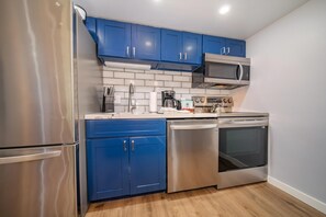 Fridge, microwave, stovetop, dishwasher