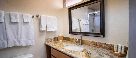 Sèche-cheveux, serviettes fournies, savon, shampoing