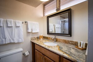 Haartrockner, Handtücher, Seife, Shampoo