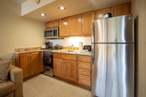 Réfrigérateur, un four, surface de cuisson, lave-vaisselle