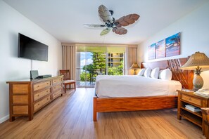 Caja de seguridad en la habitación y tabla de planchar con plancha