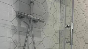 Asciugacapelli, asciugamani, sapone, shampoo