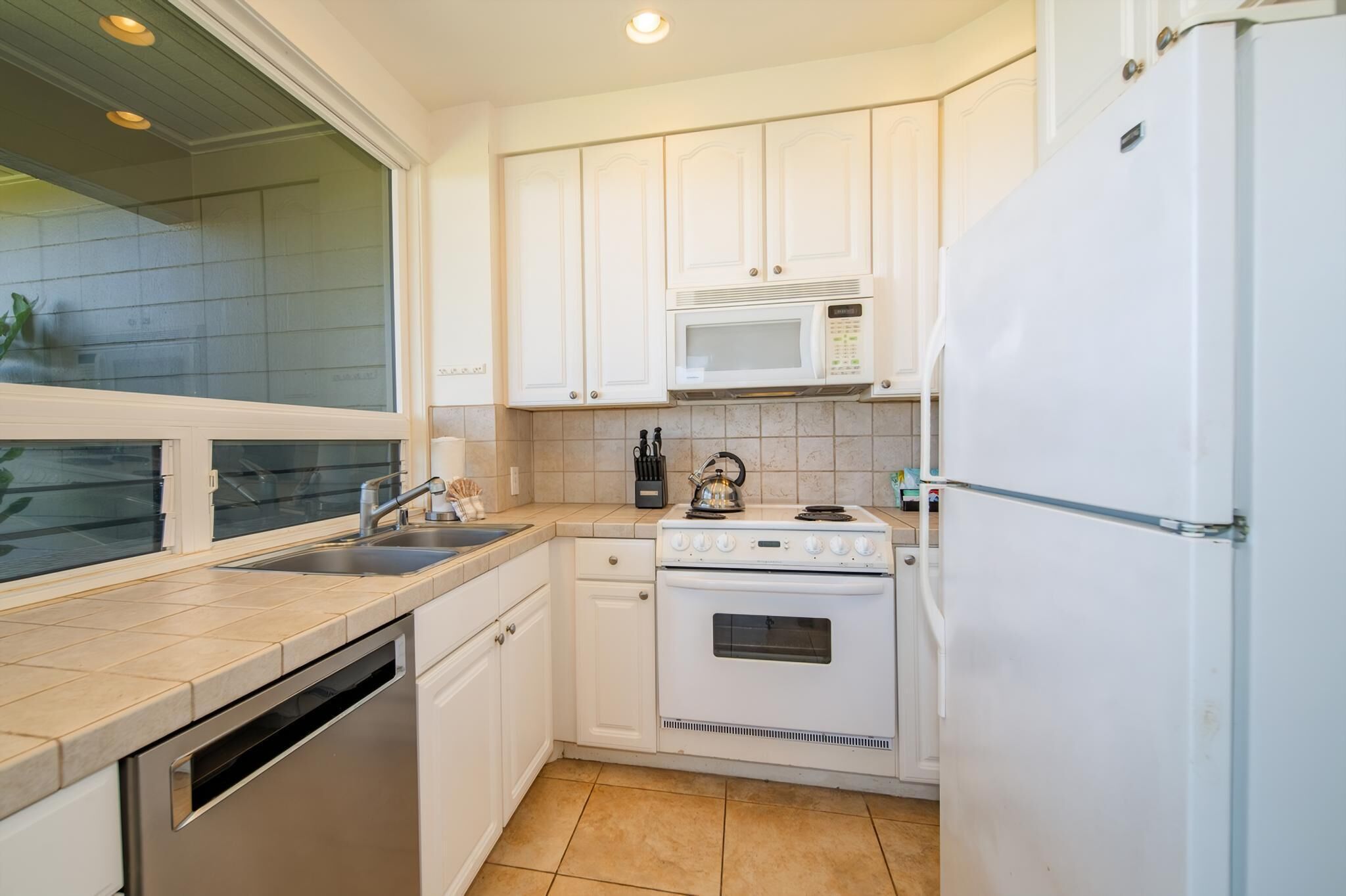 Fridge, microwave, stovetop, dishwasher