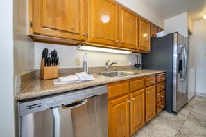 Kühlschrank, Ofen, Herdplatte, Geschirrspüler