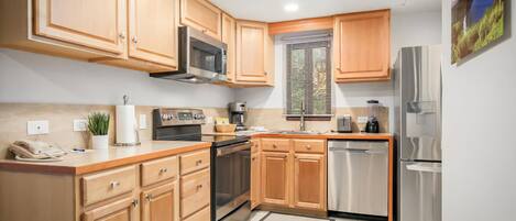 Fridge, oven, stovetop, dishwasher