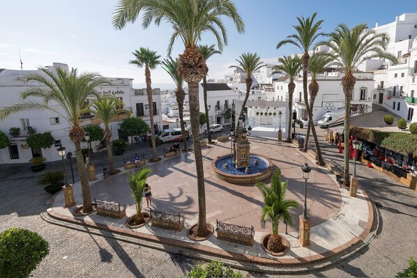 A plaza with palm trees, benches, and a fountain. - Pura Vida in Vejer de la Frontera (Vejer de la Frontera)