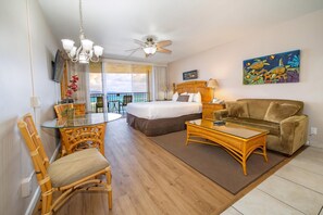 Caja de seguridad en la habitación y tabla de planchar con plancha 