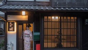 A traditional Japanese building with a wooden exterior and a sign in Japanese. - Kyomachi Rakunan (Kyoto)