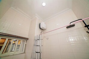 Deluxe-Zimmer, Balkon, Stadtblick | Badezimmer | Handtücher, Seife, Shampoo, Toilettenpapier