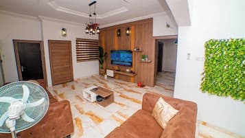 Deluxe-Zimmer, Balkon, Stadtblick | Wohnbereich | Fernseher