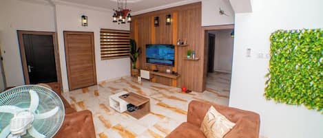 Habitación Deluxe, balcón, vistas a la ciudad | Zona de estar | Una televisión