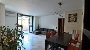 Interior - Como Apartment + Free parking & WiFi (Como)