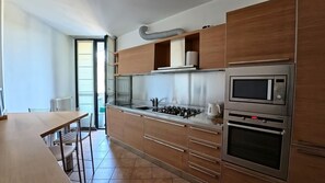 Fridge, microwave, oven, stovetop - Como Apartment + Free parking & WiFi (Como)