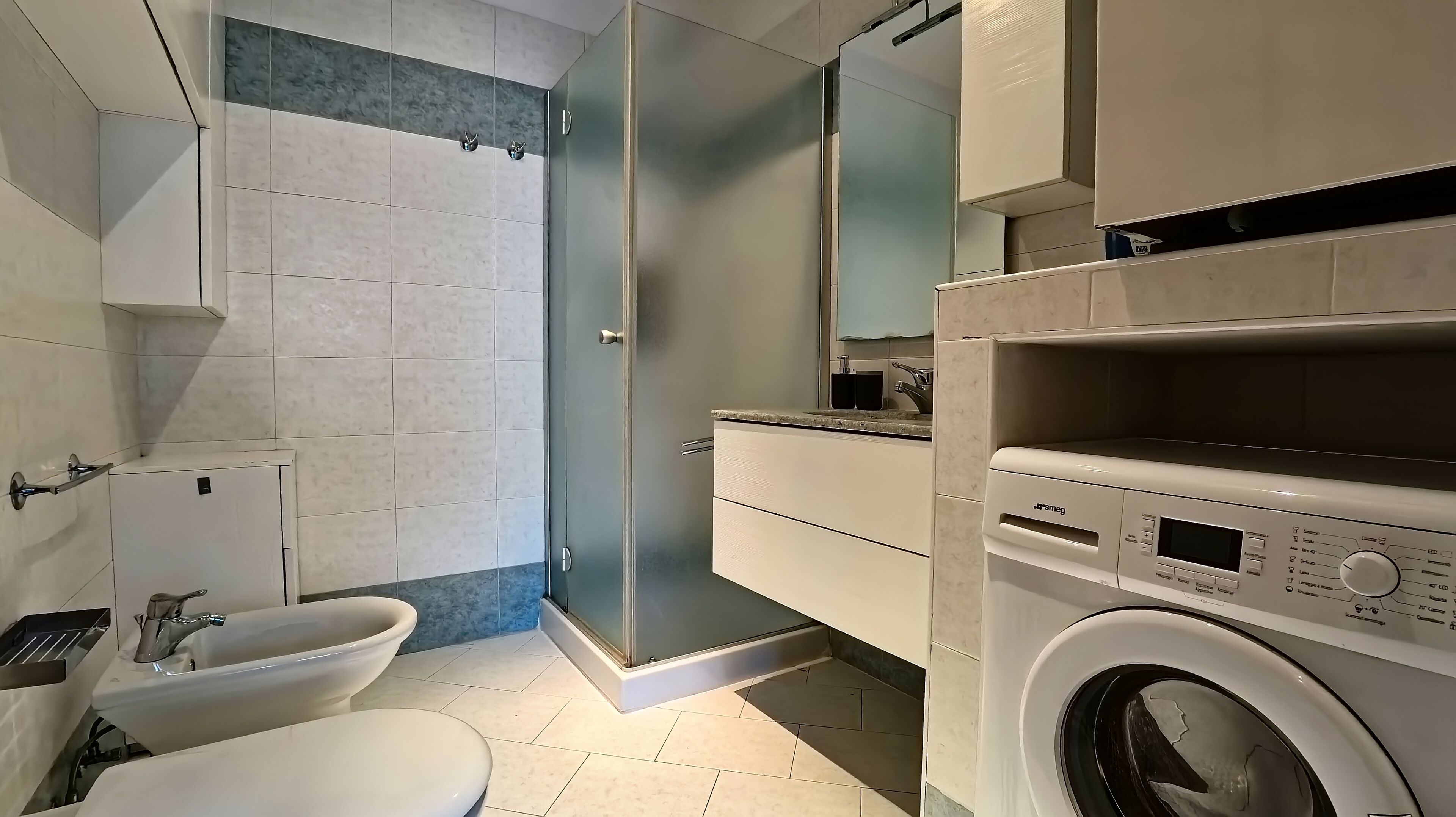 Dusj, hårføner, bidé og håndklær