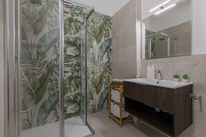 Shower, hair dryer, towels