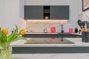 Réfrigérateur, four, lave-vaisselle, cafetière/bouilloire