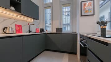 Fridge, oven, dishwasher, coffee/tea maker