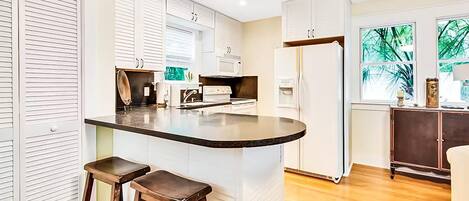 House, Multiple Beds (Relax Awhile - Carriage House) | Private kitchen