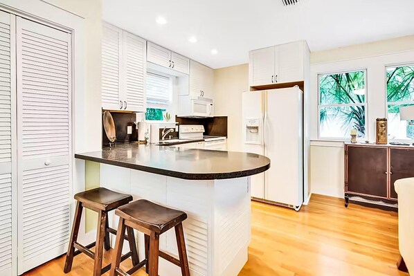 Maison, plusieurs lits (Relax Awhile - Carriage House) | Cuisine privée