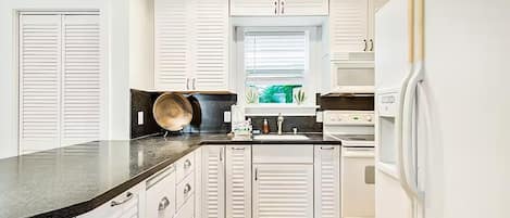 House, Multiple Beds (Relax Awhile - Carriage House) | Private kitchen