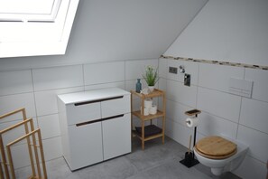 Shower, hair dryer, towels, soap - Vacation home Auf Pötsch **** Cozy vacation home with garden (Minderlittgen)