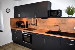 Réfrigérateur, four à micro-ondes, un four, surface de cuisson