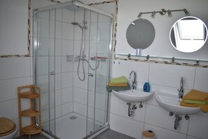 Shower, hair dryer, towels, soap - Vacation home Auf Pötsch **** Cozy vacation home with garden (Minderlittgen)