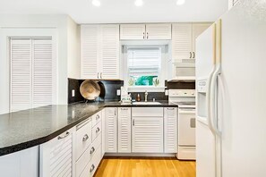Maison, plusieurs lits (Relax Awhile) | Cuisine privée | Four, grille-pain