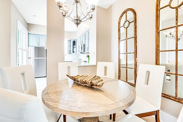 Maison, plusieurs lits (Relax Awhile) | Restauration