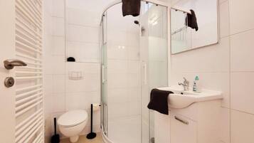 Apartamento, 2 habitaciones | Baño | Ducha, secador de pelo, toallas y jabón