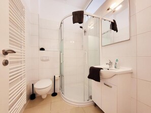 Apartment, 2 Bedrooms | Bathroom | Shower, hair dryer, towels, soap - Donaufelder City Apartment (Vienna)