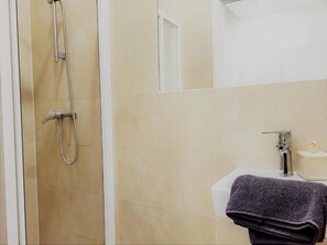 Studio, Gartenblick | Badezimmer | Dusche, Haartrockner, Handtücher, Seife