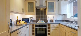 3 Bed House - Sleeps 7 - Garden - Parking - Wifi