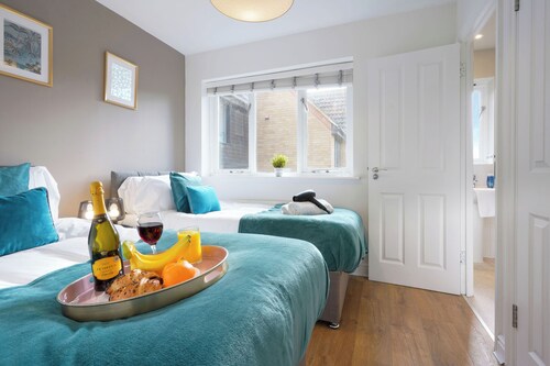 3 Bed House - Sleeps 7 - Garden - Parking - Wifi