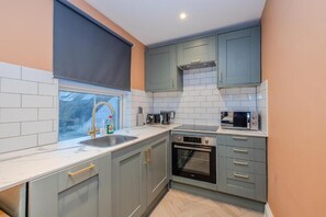 Kühlschrank, Mikrowelle, Ofen, Geschirrspüler