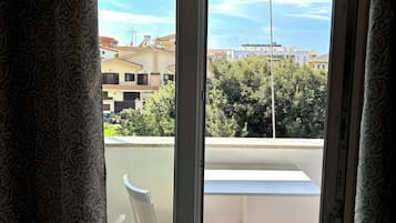 Habitación estándar doble, 1 cama de matrimonio grande, no fumadores, balcón | Terraza o patio