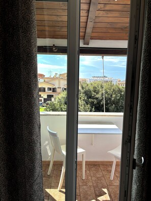 Habitación estándar doble, 1 cama de matrimonio grande, no fumadores, balcón | Terraza o patio