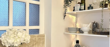 Mini réfrigérateur, batterie de cuisine, vaisselle et ustensiles