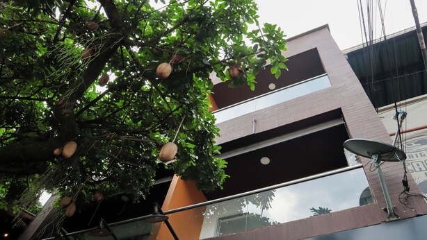 A building with a sign reading 'SANSO & CASTOR.' - Manila Apartaestudios  (Medellín)