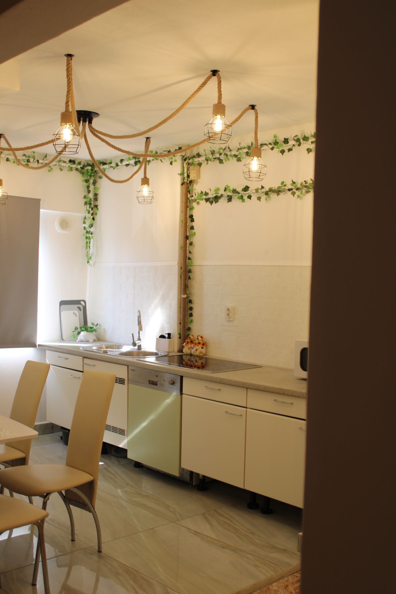 Kjøleskap, mikrobølgeovn, oppvaskmaskin og vannkoker