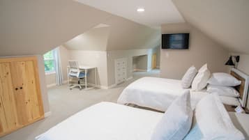 3 bedrooms, desk, travel crib, WiFi